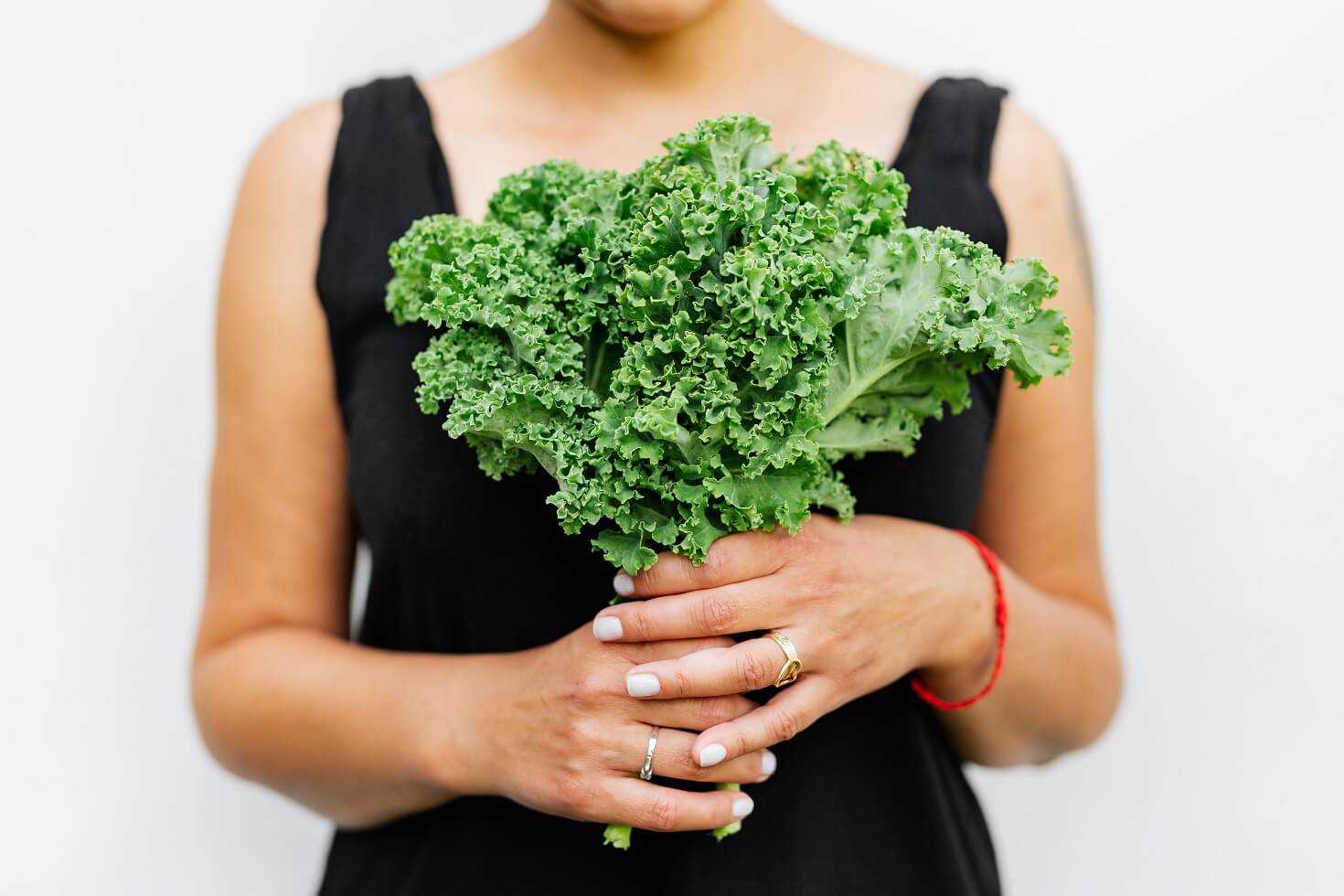 Woman holding a bunch of kale with fiber for gut health