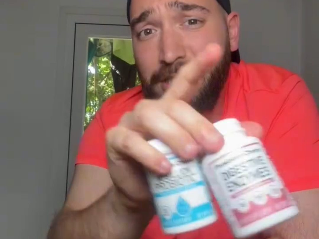 Roberto, el creador del video, con las Enzimas Digestivas y el Probiótico 60 Billion en la mano